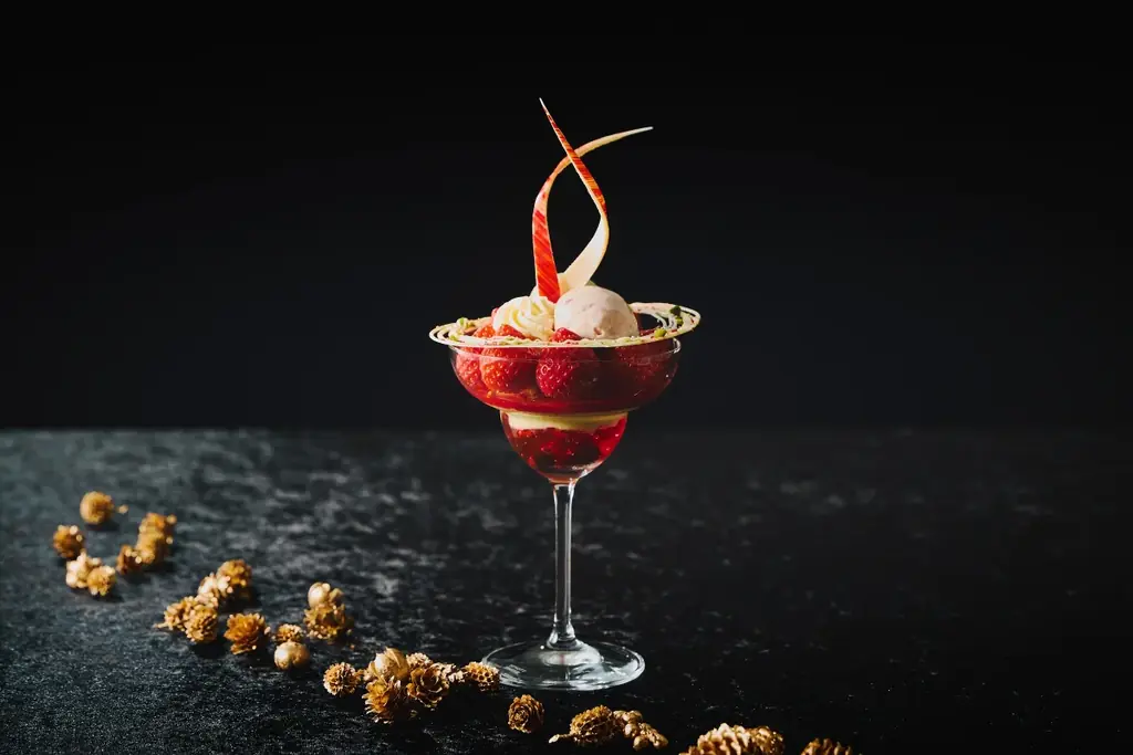 【大阪ステーションホテル、オートグラフ コレクション】10日間限定　いちごが主役のクリスマスアフタヌーンティー　いちごの贅沢パフェ、ピスタチオやホワイトチョコが彩るスイーツが登場 画像 6