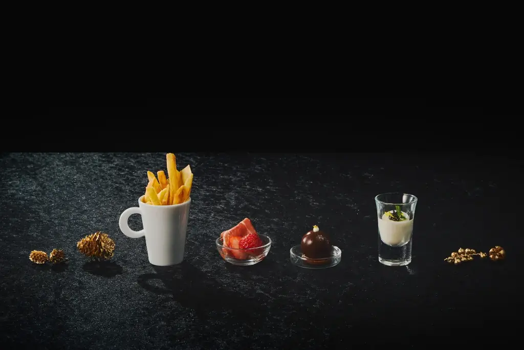 【大阪ステーションホテル、オートグラフ コレクション】10日間限定　いちごが主役のクリスマスアフタヌーンティー　いちごの贅沢パフェ、ピスタチオやホワイトチョコが彩るスイーツが登場 画像 7