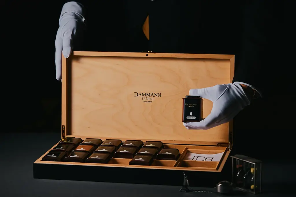 【大阪ステーションホテル、オートグラフ コレクション】10日間限定　いちごが主役のクリスマスアフタヌーンティー　いちごの贅沢パフェ、ピスタチオやホワイトチョコが彩るスイーツが登場 画像 9