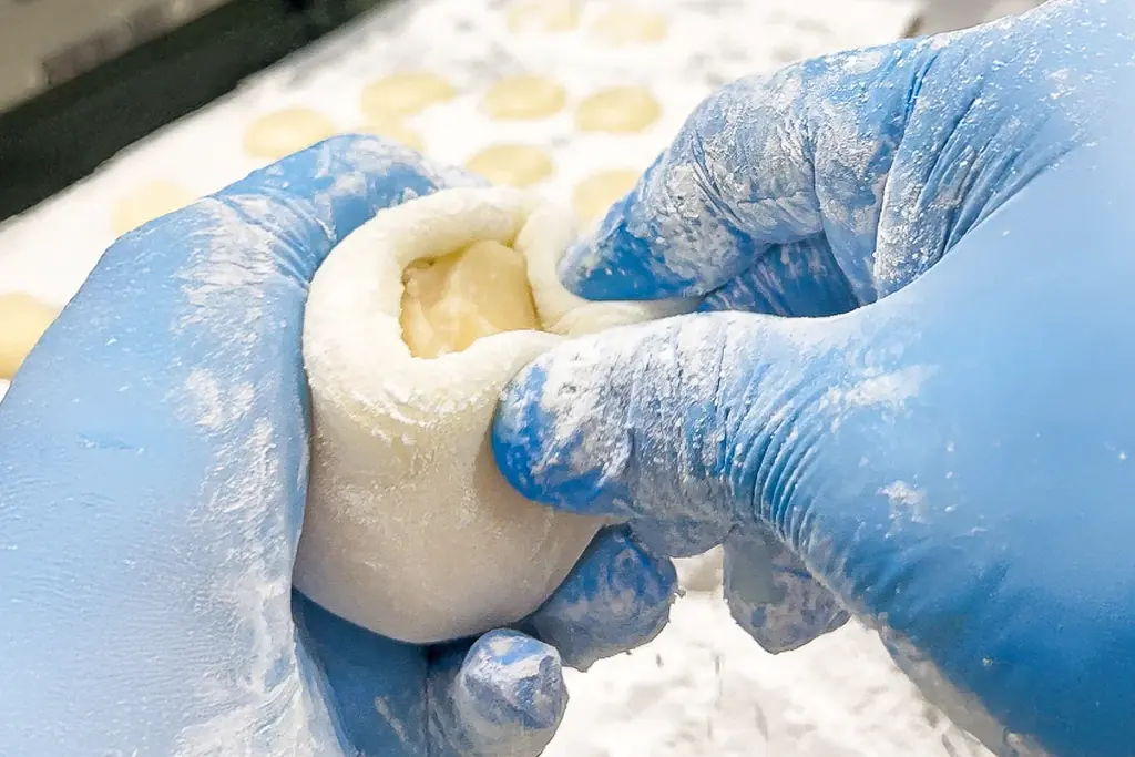 【初冬の2日間限定】果汁ふきだす“汁モンスター”！和歌山県産・有田みかんを丸ごと一個包んだ「みかん大福」今年も登場!! 画像 13