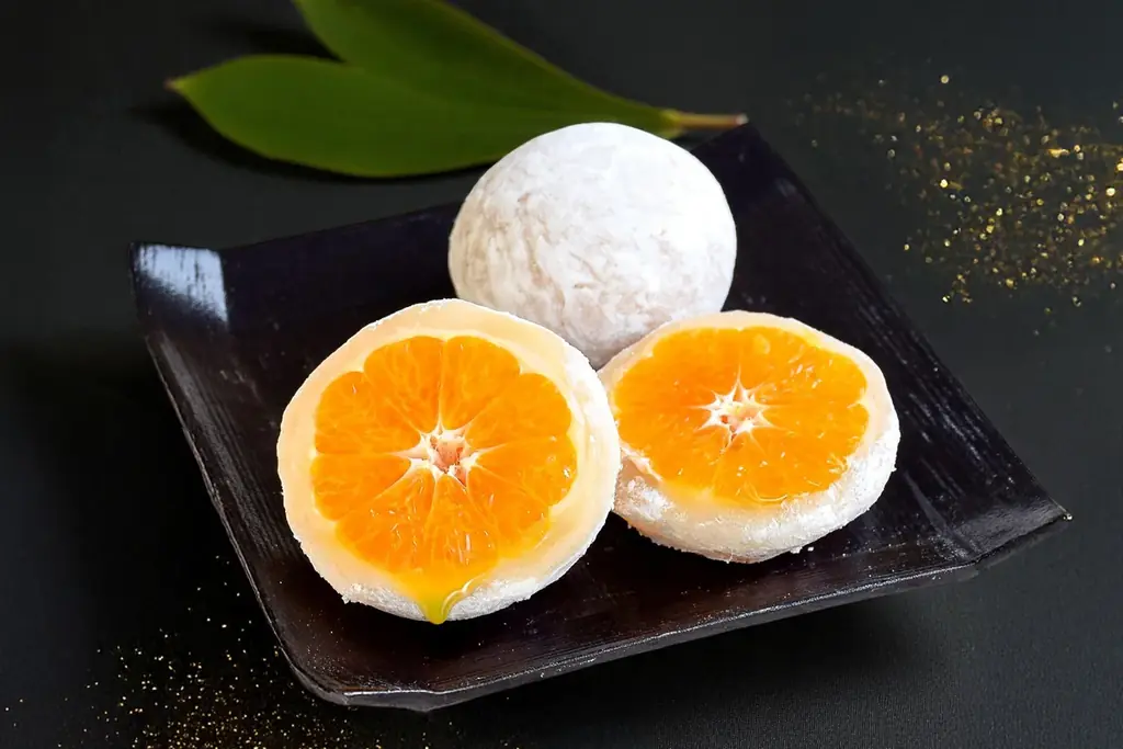 【初冬の2日間限定】果汁ふきだす“汁モンスター”！和歌山県産・有田みかんを丸ごと一個包んだ「みかん大福」今年も登場!! 画像 2