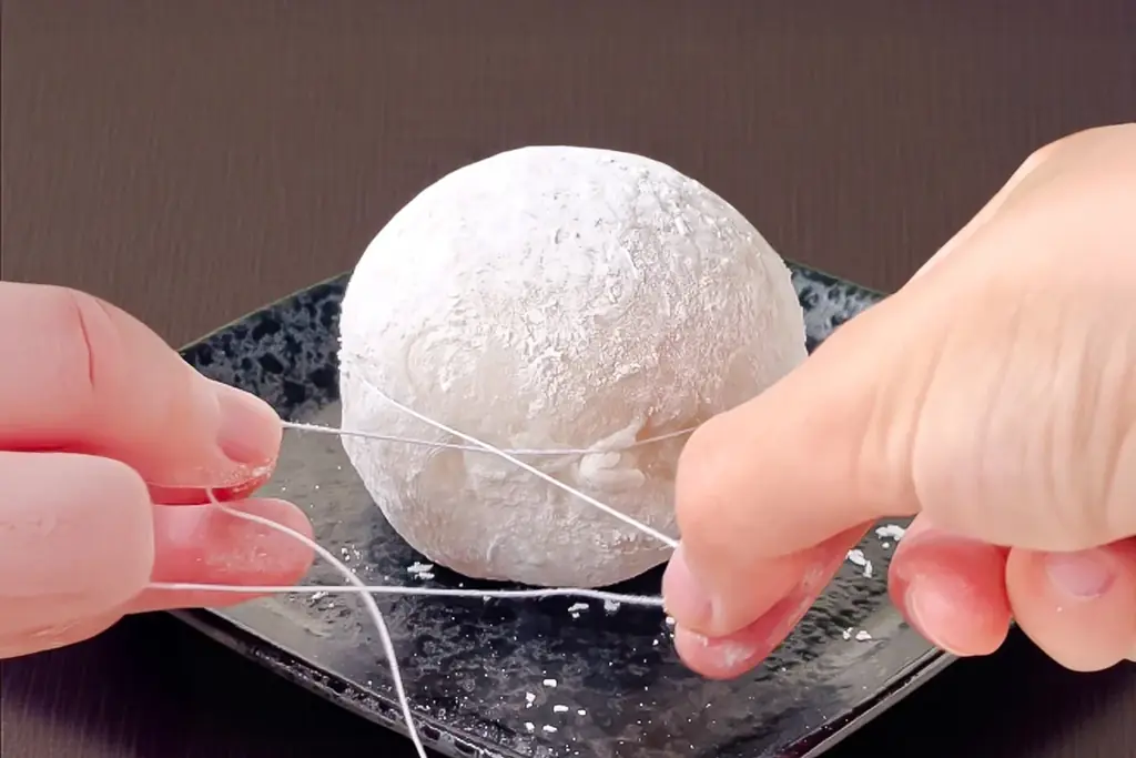 【初冬の2日間限定】果汁ふきだす“汁モンスター”！和歌山県産・有田みかんを丸ごと一個包んだ「みかん大福」今年も登場!! 画像 3