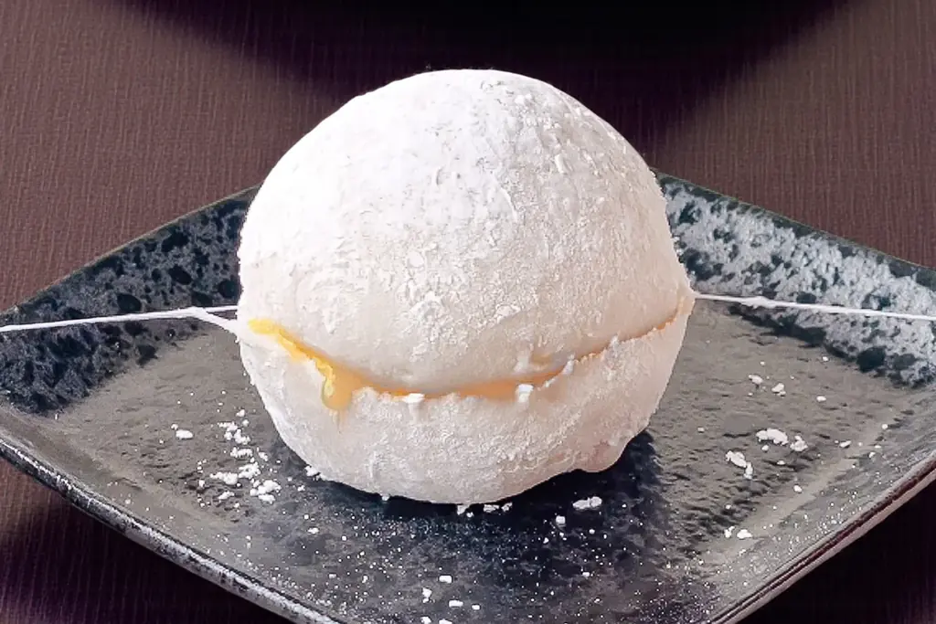 【初冬の2日間限定】果汁ふきだす“汁モンスター”！和歌山県産・有田みかんを丸ごと一個包んだ「みかん大福」今年も登場!! 画像 4