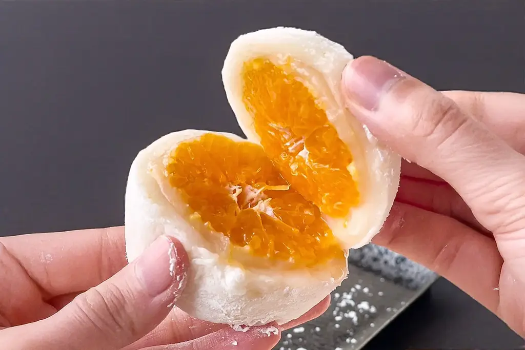 【初冬の2日間限定】果汁ふきだす“汁モンスター”！和歌山県産・有田みかんを丸ごと一個包んだ「みかん大福」今年も登場!! 画像 5