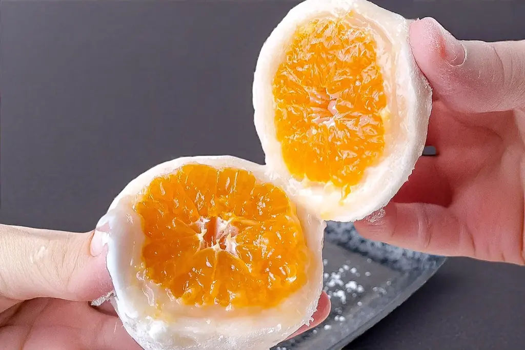 【初冬の2日間限定】果汁ふきだす“汁モンスター”！和歌山県産・有田みかんを丸ごと一個包んだ「みかん大福」今年も登場!! 画像 6