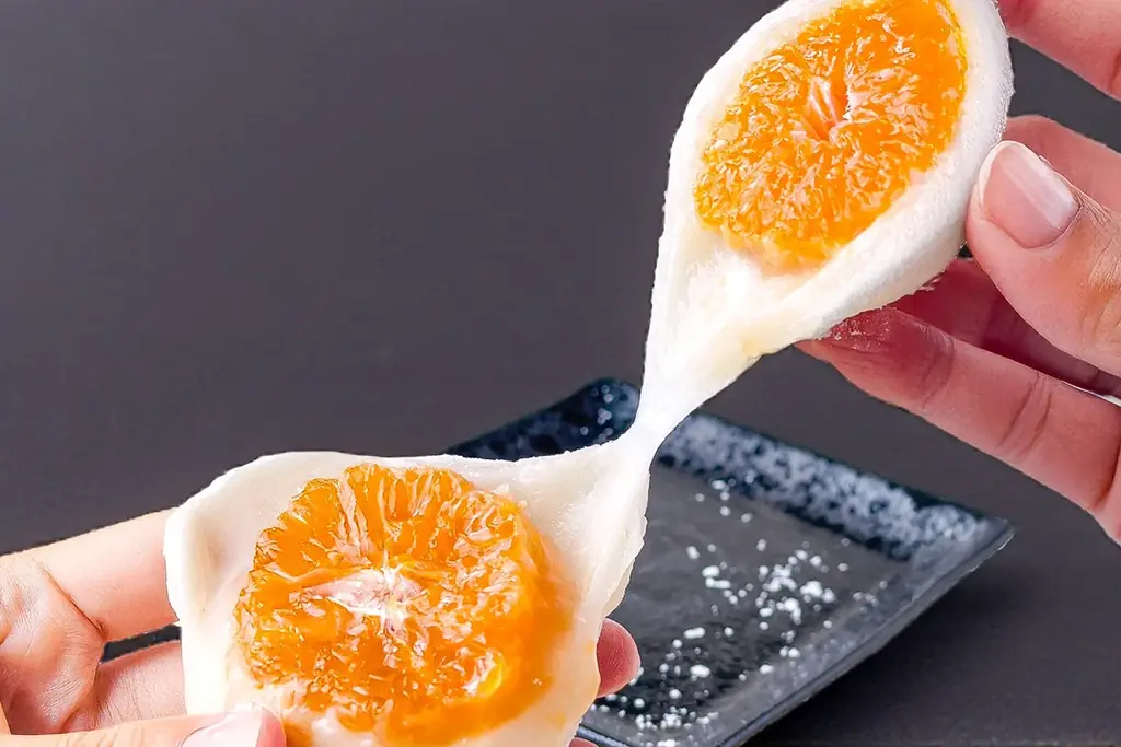 【初冬の2日間限定】果汁ふきだす“汁モンスター”！和歌山県産・有田みかんを丸ごと一個包んだ「みかん大福」今年も登場!! 画像 7