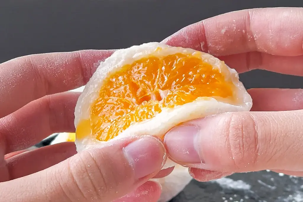 【初冬の2日間限定】果汁ふきだす“汁モンスター”！和歌山県産・有田みかんを丸ごと一個包んだ「みかん大福」今年も登場!! 画像 8