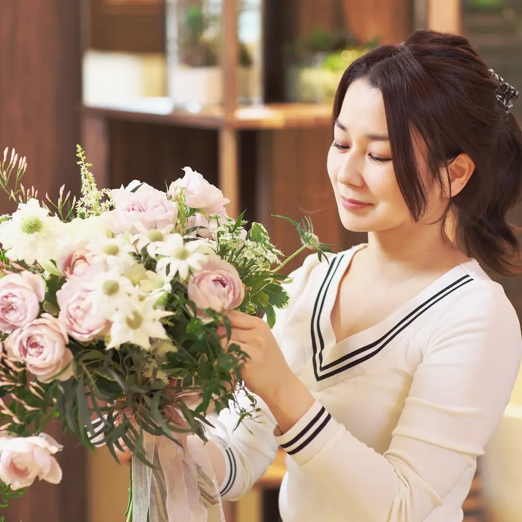 日比谷花壇のフラワーグラフィック『花屋さんのお花柄』が企業向け展示会を初開催！「2026年AW新作花柄」12パターンの解説＆2,000点を超える花柄コラボレーションアイテム実績から厳選展示。 画像 6