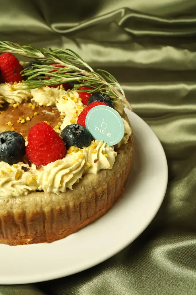 《アサイーボウルで大人気のTHE_B》から、華やぐホリデーに心まで灯すやさしさを。クリスマス限定ソイチーズケーキ『Bright Holiday Cheesecake』が新登場！ 画像 2