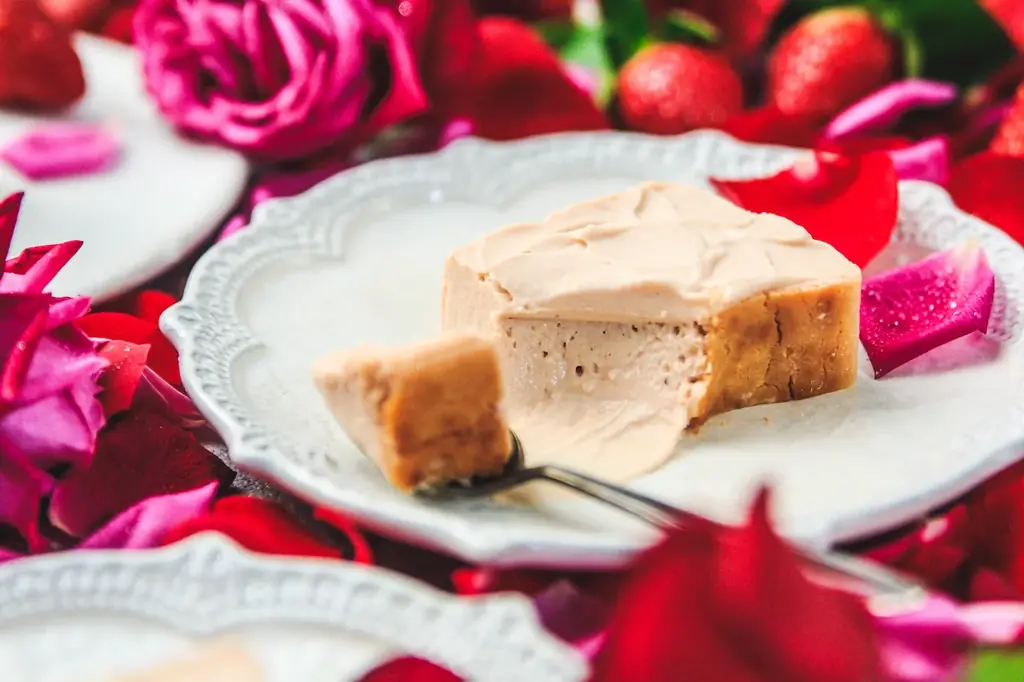 11月15日発売　toroa朝摘みバラのチーズケーキ