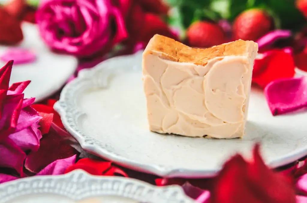 toroaより、北海道チーズが濃厚。バラとベリーが鮮やかな「朝摘みのバラ香る とろ生ローズベリーチーズケーキ」発売。ホリデーシーズンを彩るリッチな味わい 画像 6