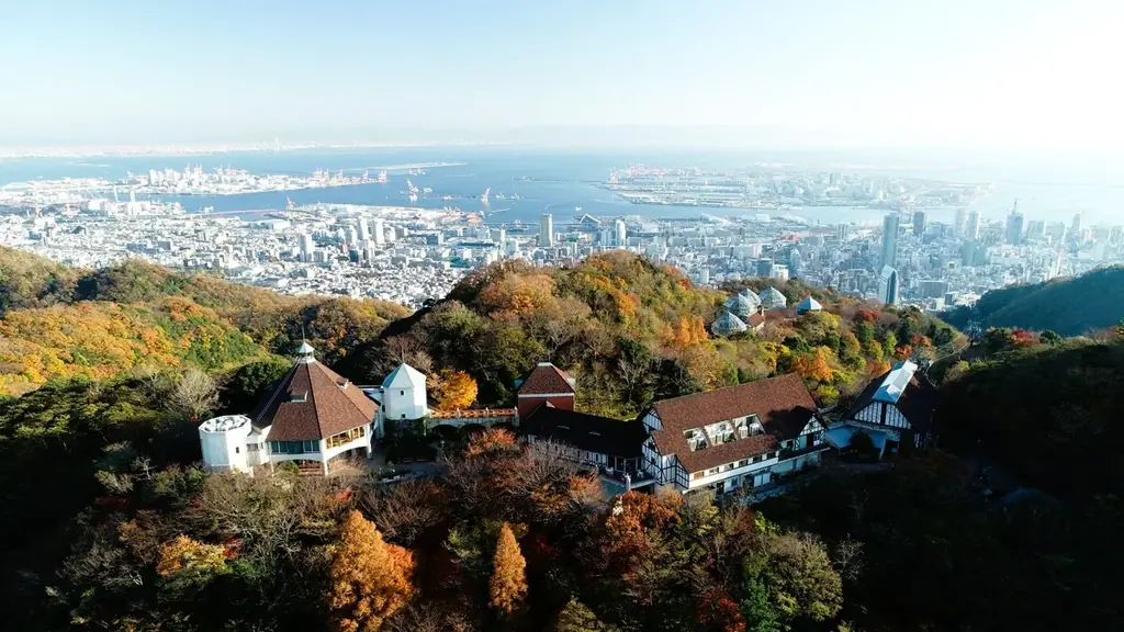 神戸の紅葉の名所「布引の紅葉」が見ごろです。秋色に彩るガーデンと紅葉が調和した情景や、ロープウェイの車窓から眺める壮大な景色を楽しめます。ライトアップされた紅葉と神戸の景色は新しい名所となっています。 画像 25