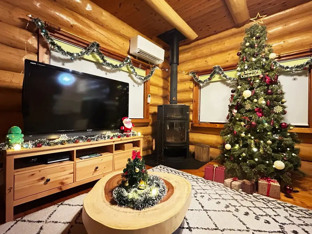 【兵庫県宍粟市】クリスマスをもっと楽しく！森のコテージに“みんなで泊まれるクリスマスルーム”が誕生 画像 1