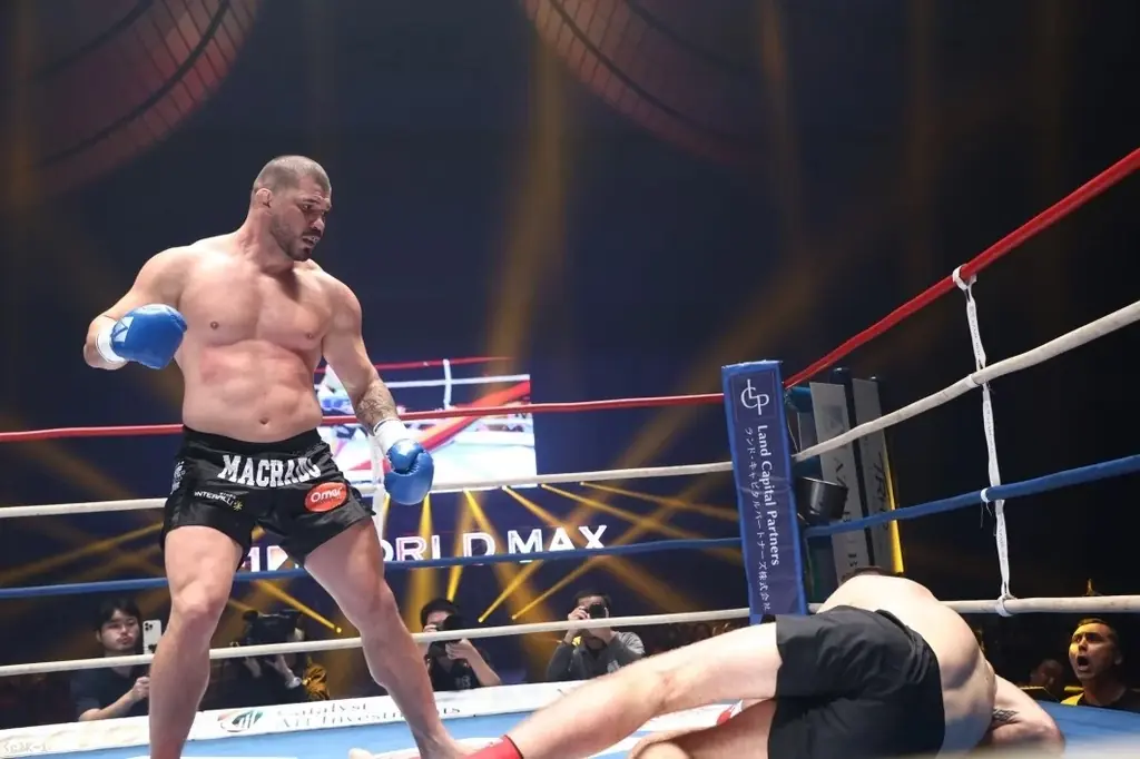 【K-1大会事後レポート】世界一が決定！ジョナス・サルシチャ(ブラジル)が1RKOで-70kg世界最強決定Tを制覇！”奇跡の9頭身”斎藤恭代さんがスペシャルラウンドガールとして初登場 画像 3