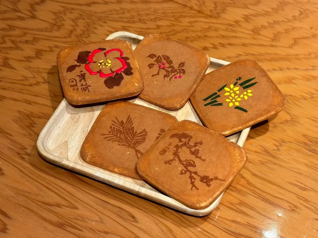 【銀座 松﨑煎餅】クリスマスの贈り物に…冬を彩る限定の瓦せんべいセット、『クリスマス三味胴』『クリスマス暦』登場 画像 2