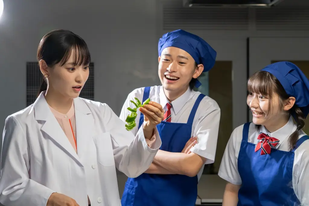 俳優 菅井友香さんが高校の調理部顧問役で北海道農業の魅力に触れる！ホクレンのWEBドラマ『ハイスクールキッチン～リラが出会ったサステナブル北海道農業×存続ギリギリの調理部～』 11月17日公開 画像 3