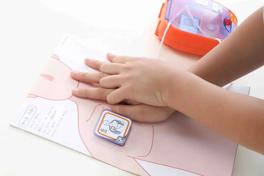 【本物すぎる】リアルMOOKシリーズ最新作『AED』が2025年11月25日登場！ 画像 7