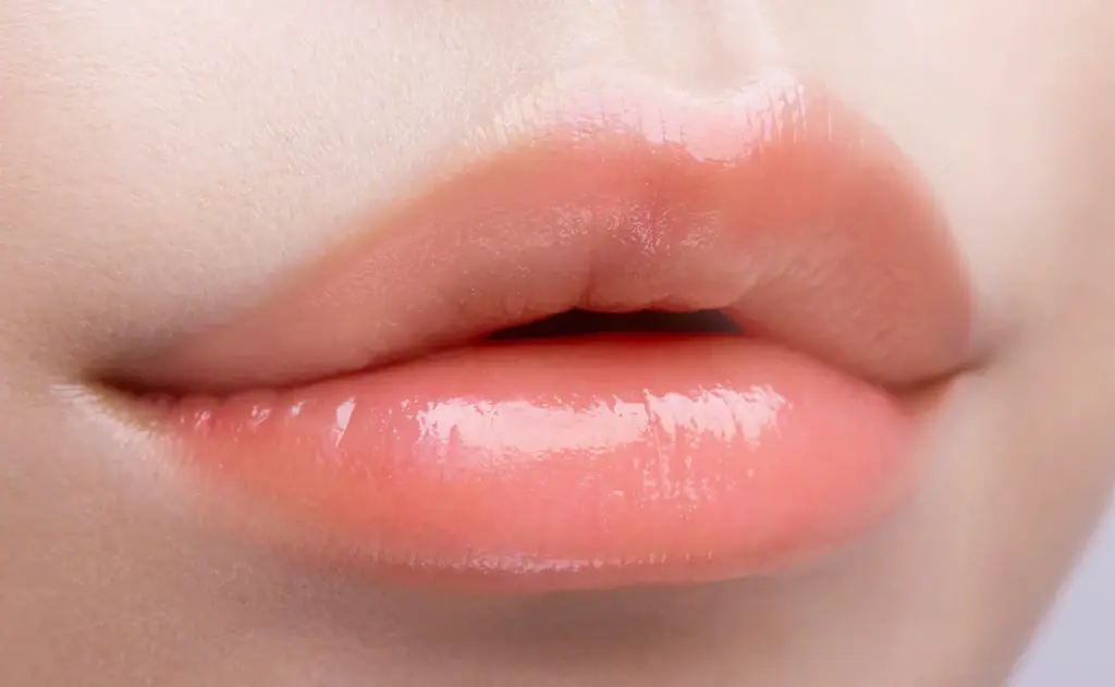 「桜お守りリップ」から、赤が透ける桜つぼみ色と定番色のスペシャルパッケージを限定発売。京都『鈴虫寺』にてご祈願済。 画像 5