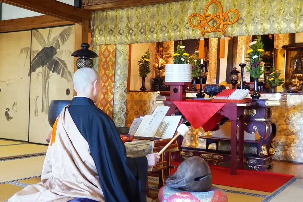 「桜お守りリップ」から、赤が透ける桜つぼみ色と定番色のスペシャルパッケージを限定発売。京都『鈴虫寺』にてご祈願済。 画像 6