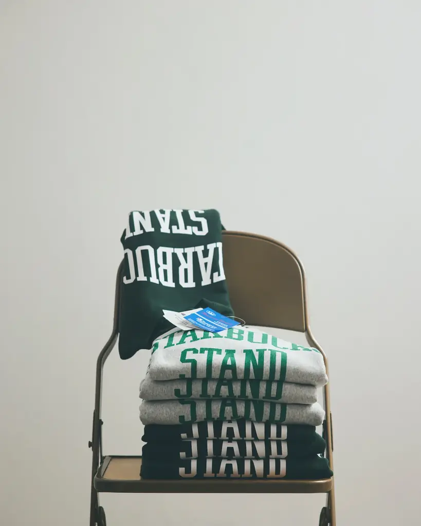 〈STARBUCKS STAND by BEAMS〉より『EXTRA Collection』が初ローンチ。第一弾は〈Champion〉別注リバースウィーブ®︎ 画像 2