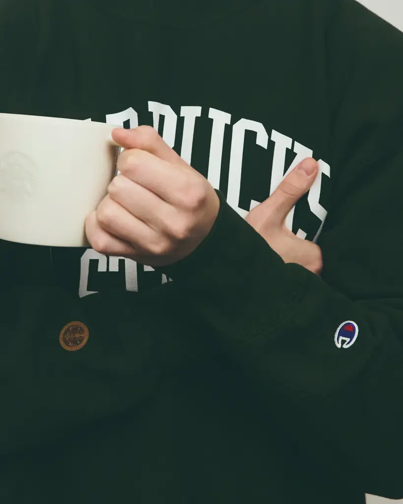 〈STARBUCKS STAND by BEAMS〉より『EXTRA Collection』が初ローンチ。第一弾は〈Champion〉別注リバースウィーブ®︎ 画像 4