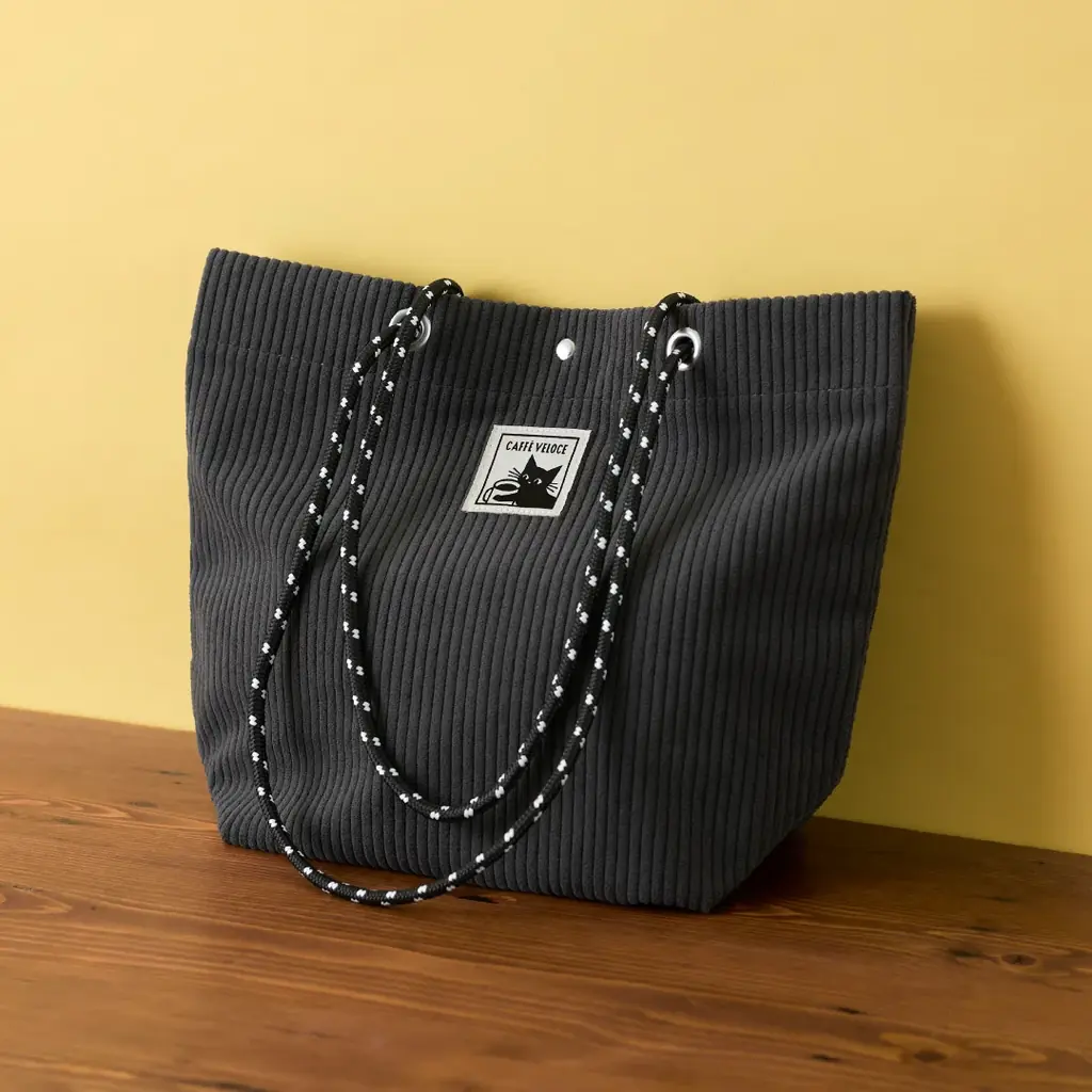 『カフェ・ベローチェ』”黒ねこ”とぬくもりあふれるカフェタイムを。「冬の黒ねこハッピーバッグ2026」を12月4日より発売 穴にはまる黒ねこのマグカバーや風合いを楽しめる美濃焼アイテムでほっと一息！ 画像 2