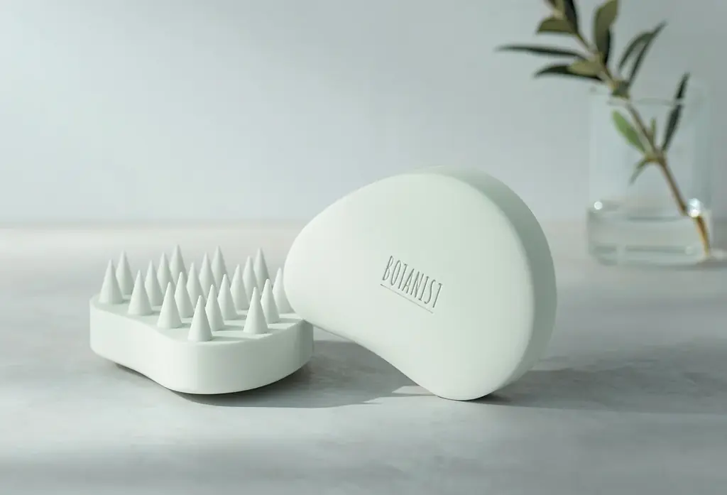 BOTANIST「スカルプブラシ」11月17日より新発売　地肌のめぐりケア*に着目したライン「ROOTH」を併用した頭皮クレンジング＆マッサージを、BOTANIST毛髪診断士が提案！ 画像 2