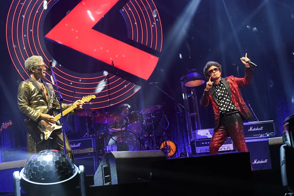 ＜ライブレポート＞奥田民生と吉川晃司が結成した奇跡のユニットOoochie Koochie。待望の全国ツアーの中から日本武道館公演の模様を、11月22日(土)にWOWOW独占放送・配信！ 画像 1