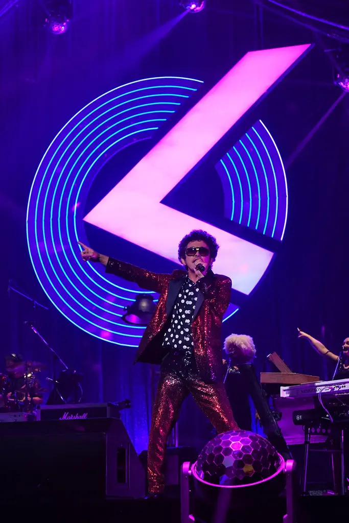 ＜ライブレポート＞奥田民生と吉川晃司が結成した奇跡のユニットOoochie Koochie。待望の全国ツアーの中から日本武道館公演の模様を、11月22日(土)にWOWOW独占放送・配信！ 画像 4