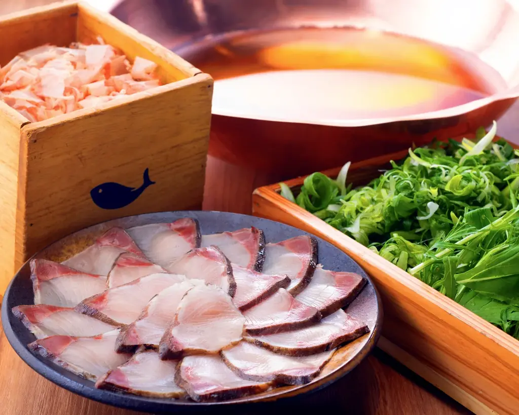 【高知・宿毛発”荒木さん家のブリ”を贅沢に使用】「出汁しゃぶおばんざい おかか」にて、11月18日（火）より冬季限定「藁焼きぶりの出汁しゃぶ」2種が登場 画像 5