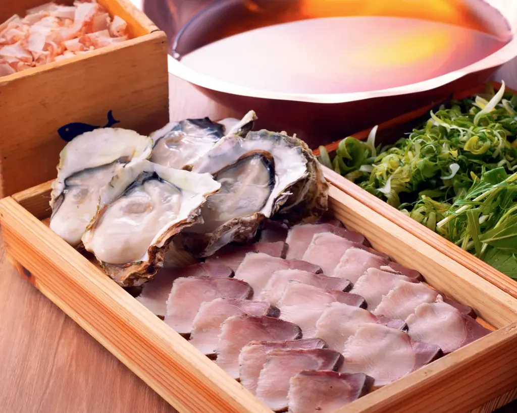 【高知・宿毛発”荒木さん家のブリ”を贅沢に使用】「出汁しゃぶおばんざい おかか」にて、11月18日（火）より冬季限定「藁焼きぶりの出汁しゃぶ」2種が登場 画像 6