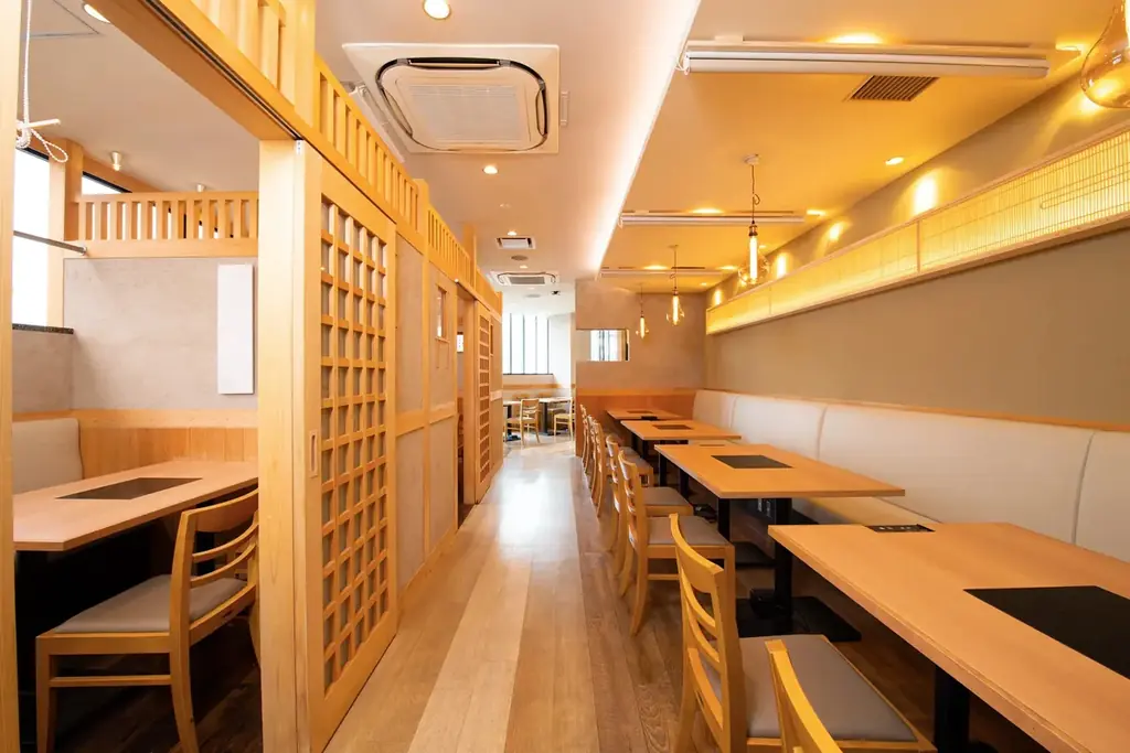 【高知・宿毛発”荒木さん家のブリ”を贅沢に使用】「出汁しゃぶおばんざい おかか」にて、11月18日（火）より冬季限定「藁焼きぶりの出汁しゃぶ」2種が登場 画像 9