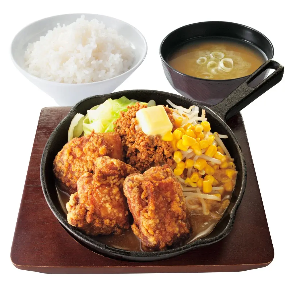 【麺よりからあげ】からあげを濃厚味噌スープで味わう「にんにく味噌からあげの味噌バター盛り定食」からやまに新登場！ 画像 2