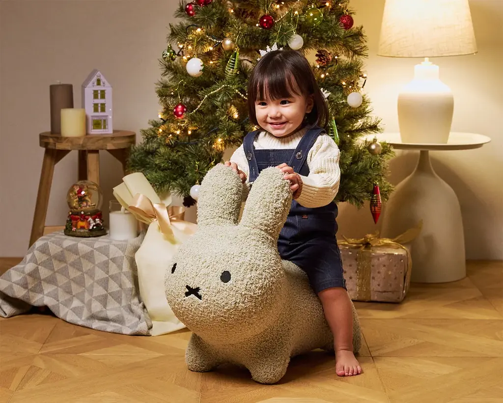 【8年目の大転換】ブルーナボンボン「親の背中」宣言！累計60万個突破の人気商品が”飾り物”から五感を刺激する”あそびの相棒”へ　約1年ぶり新色「ふわモコ グレー」11月下旬発売 画像 4