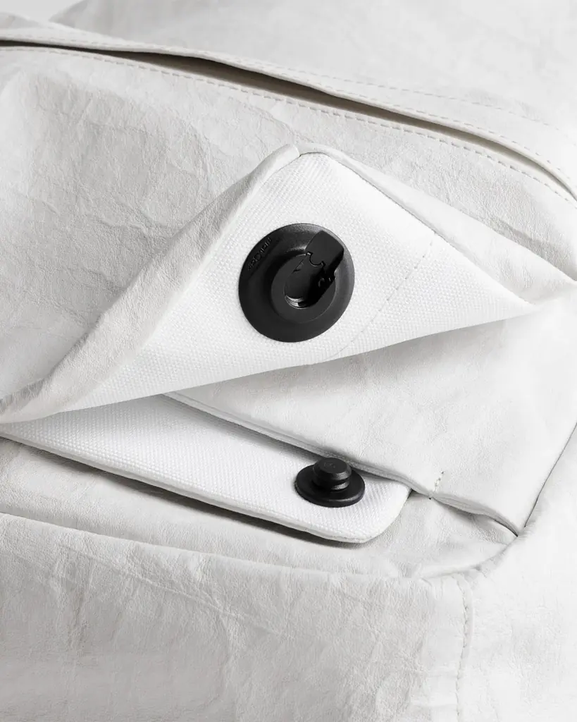 【objcts.io】meanswhileと初のコラボレーション。“機能とデザインの調和”を追求し、相互の定番製品を再解釈したレザーバッグ・iPhoneケースを発売。 画像 6