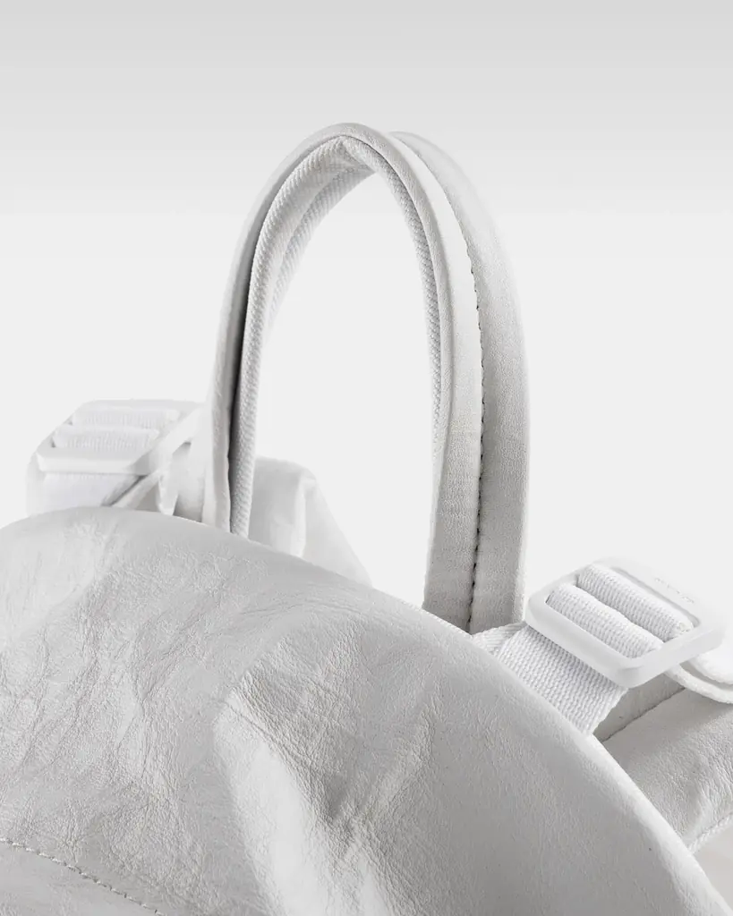 【objcts.io】meanswhileと初のコラボレーション。“機能とデザインの調和”を追求し、相互の定番製品を再解釈したレザーバッグ・iPhoneケースを発売。 画像 8