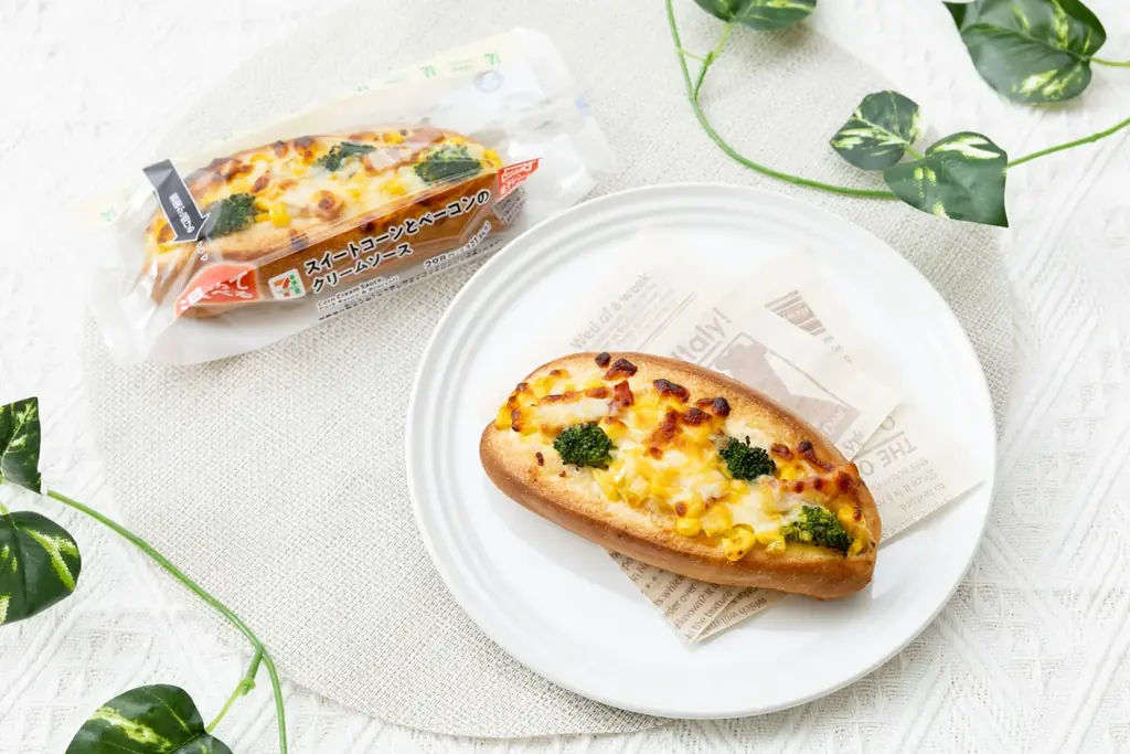 「コーンとベーコンのクリームソース」を11月25日（火）から順次発売！温めるとクリームソースとチーズがとろ〜りとろける、まるでベーカリーのような本格的で、できたての味わい！ 画像 1