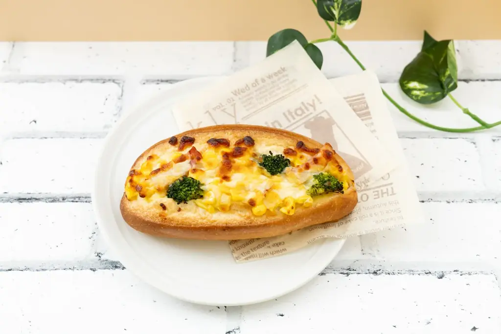 「コーンとベーコンのクリームソース」を11月25日（火）から順次発売！温めるとクリームソースとチーズがとろ〜りとろける、まるでベーカリーのような本格的で、できたての味わい！ 画像 2