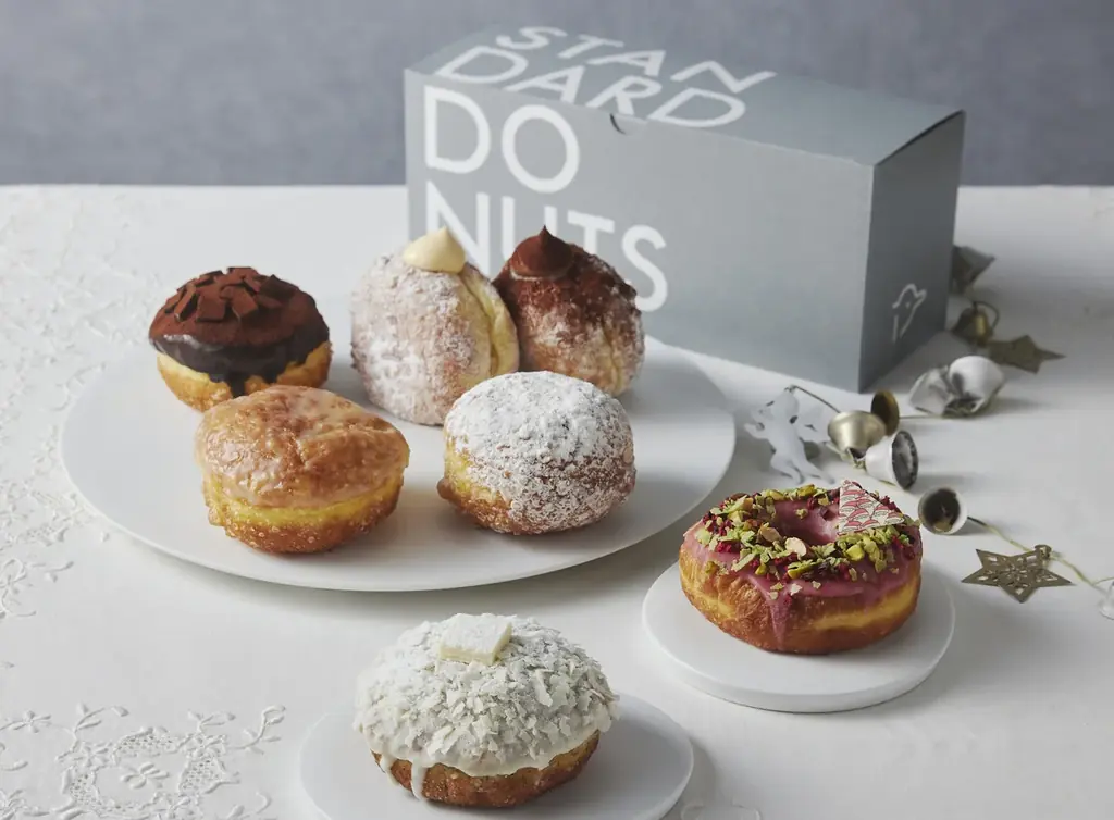 【阪急うめだ本店「クリスマスマーケット2025」2年連続出店】“白い世界”を味わう、阪急限定ドーナツ2種が今年も登場！STANDARDDONUTS（スタンダードドーナツ） 画像 1