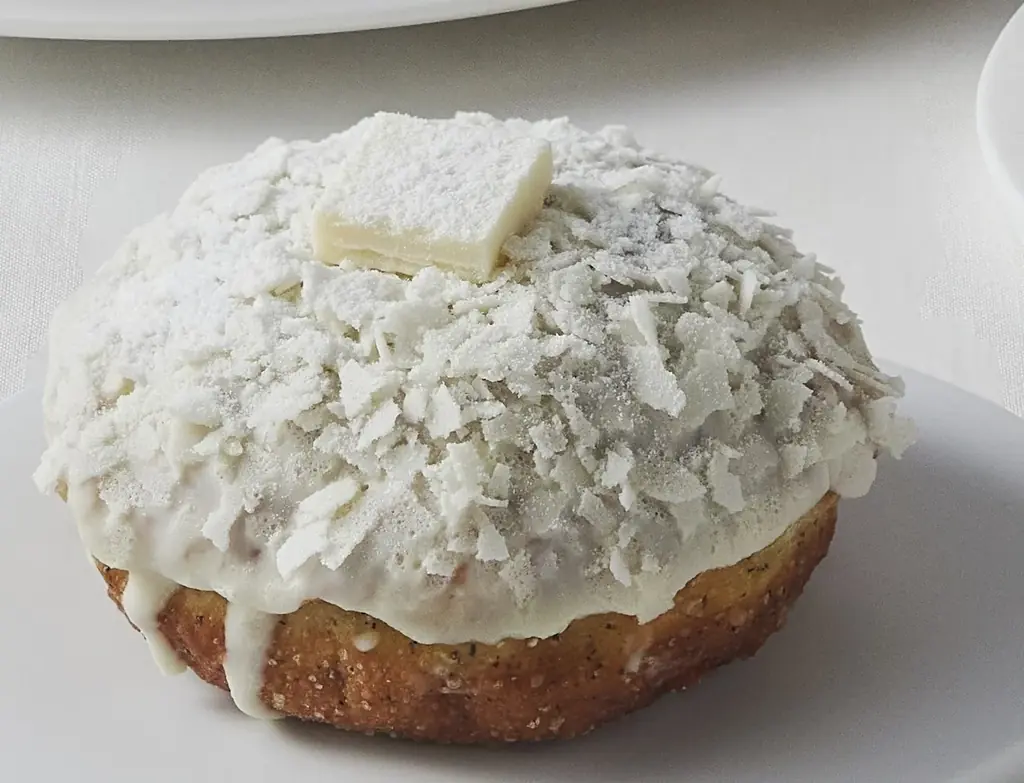 【阪急うめだ本店「クリスマスマーケット2025」2年連続出店】“白い世界”を味わう、阪急限定ドーナツ2種が今年も登場！STANDARDDONUTS（スタンダードドーナツ） 画像 2