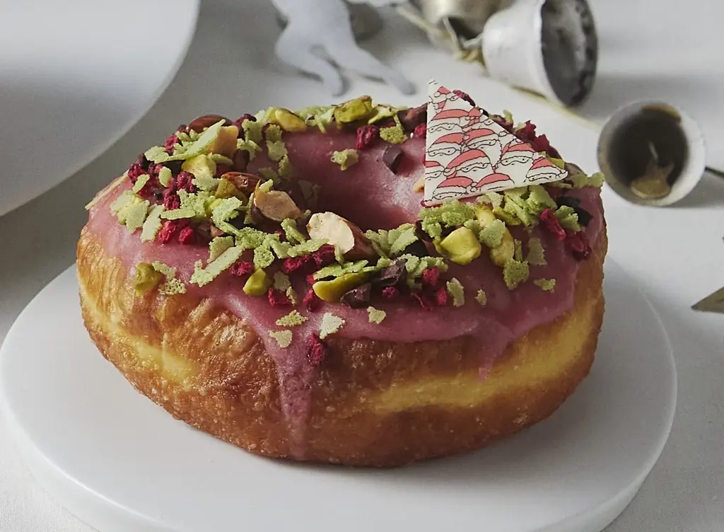 【阪急うめだ本店「クリスマスマーケット2025」2年連続出店】“白い世界”を味わう、阪急限定ドーナツ2種が今年も登場！STANDARDDONUTS（スタンダードドーナツ） 画像 3