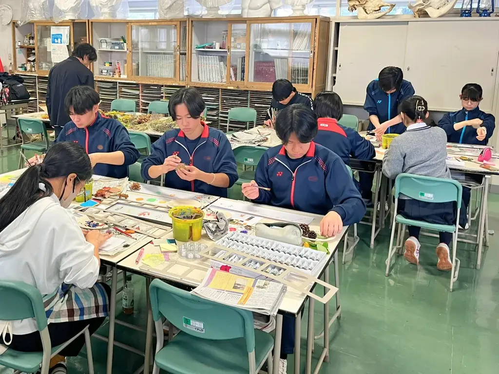 【札幌の高校生がホテルアートで「都市と自然の調和」を表現】コンフォートホテルERA札幌北口の開業に向け、客室を彩る「ボタニカルペイントアート」制作ワークショップを実施 画像 3