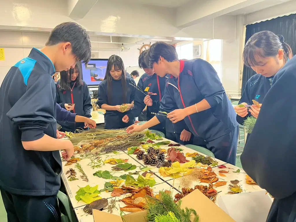 【札幌の高校生がホテルアートで「都市と自然の調和」を表現】コンフォートホテルERA札幌北口の開業に向け、客室を彩る「ボタニカルペイントアート」制作ワークショップを実施 画像 5