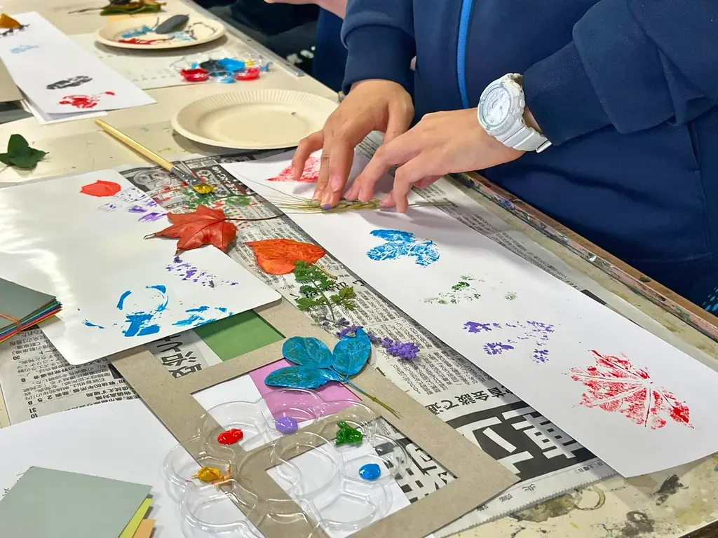 【札幌の高校生がホテルアートで「都市と自然の調和」を表現】コンフォートホテルERA札幌北口の開業に向け、客室を彩る「ボタニカルペイントアート」制作ワークショップを実施 画像 6