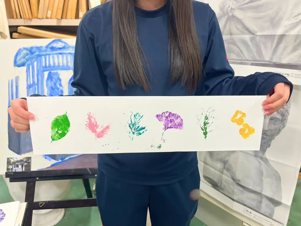 【札幌の高校生がホテルアートで「都市と自然の調和」を表現】コンフォートホテルERA札幌北口の開業に向け、客室を彩る「ボタニカルペイントアート」制作ワークショップを実施 画像 8