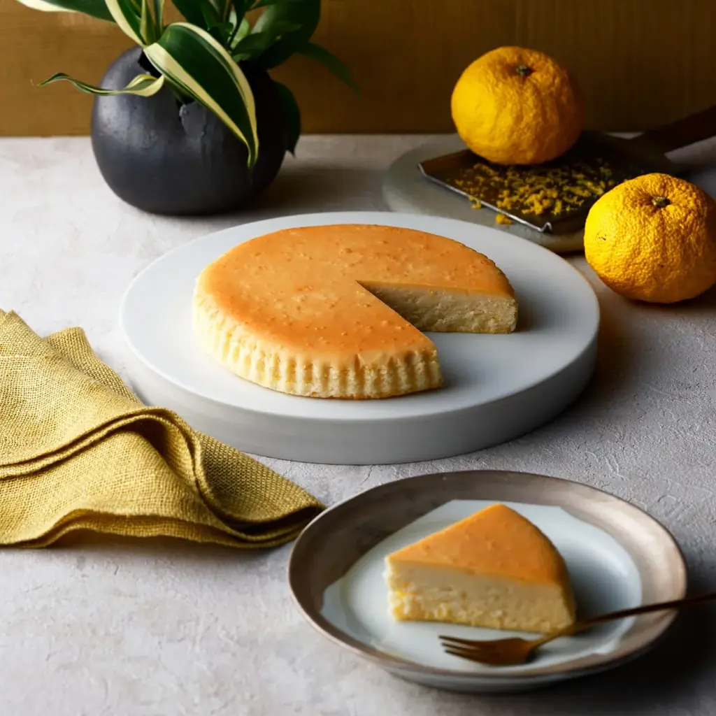 【チーズガーデン】「季節の御用邸チーズケーキ」初の和柑橘フレーバー　爽やかなゆずと濃厚なチーズが織りなす冬の味わい『御用邸柚子チーズケーキ』 画像 2