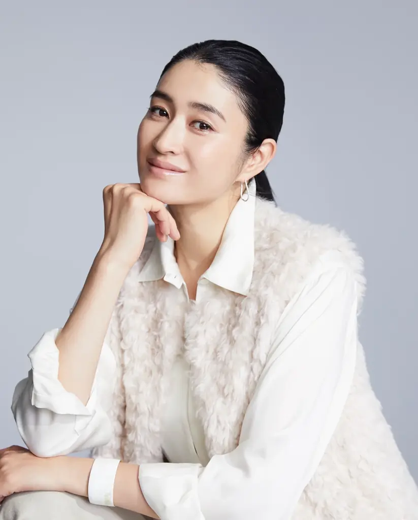 俳優・小雪さんと初コラボ　家族を想う、旨み広がる具だくさん鶏だし塩鍋が誕生　Kit Oisix「たっぷり白菜と鶏肉、餃子のうま塩鍋」販売開始（11/20～） 画像 1