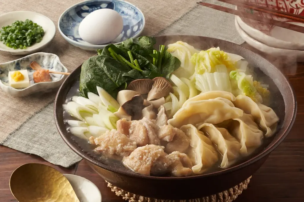 俳優・小雪さんと初コラボ　家族を想う、旨み広がる具だくさん鶏だし塩鍋が誕生　Kit Oisix「たっぷり白菜と鶏肉、餃子のうま塩鍋」販売開始（11/20～） 画像 2