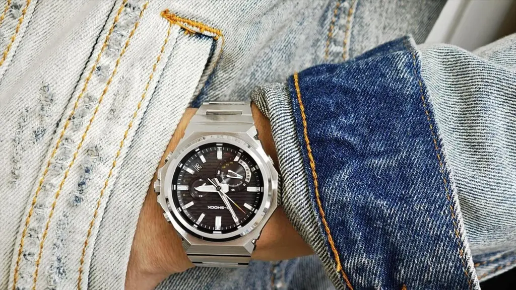 【11月21日発売】あえてロゴを排した、引き算の美学が導く新しい領域。――洗練の「ミニマルメタル」。カシオ Gショック G-STEEL GST-B1000D-1AJF G-SHOCK公式掲載店 画像 16