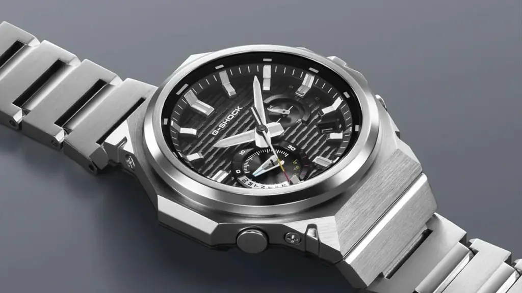 【11月21日発売】あえてロゴを排した、引き算の美学が導く新しい領域。――洗練の「ミニマルメタル」。カシオ Gショック G-STEEL GST-B1000D-1AJF G-SHOCK公式掲載店 画像 4